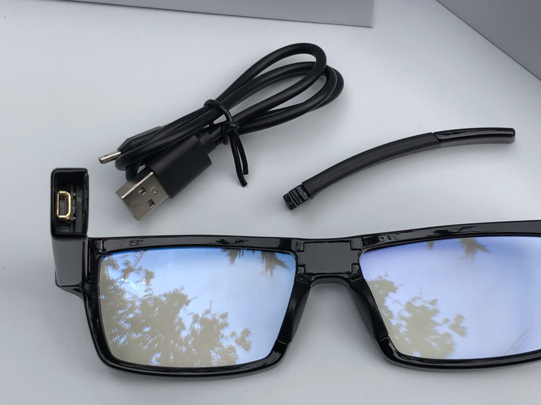 Camera ngụy trang mắt kính HQS là dòng sản phẩm camera ngụy trang được sử dụng bằng cảm ứng chạm không có nút công tắc không như những dòng sản phẩm camera mắt kính cũ